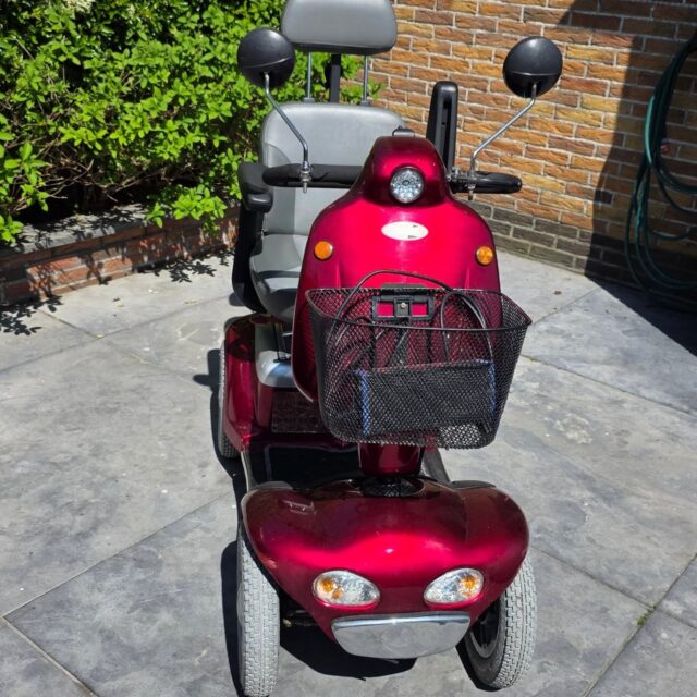 Scootmobiel Shoprider TE-889SL Deluxe met 4 wielen.

Het verhaal achter de Scootmobiel, deze is een paar jaar geleden geschonken door Rob Van Amsterdam voor de Stichting Masechaba. De opbrengst was voor de kansarme kinderen die de stichting opvangt in Bethlehem Zuid-Afrika. De Scootmobile werd technisch nagekeken en de accu’s vernieuwd

De Scootmobiel werd verkocht aan de Ilpendammer Cindy Meijs-Blokker. Cindy wilde hem graag hebben voor haar vader Wim die mobiliteit goed kon gebruiken. De Scootmobile was een try-out voor Wim om te kijken of het wel geschikt voor hem was, en het gebruik is goed bevallen. Inmiddels heeft hij een nieuwe aangeschaft en toert door het mooie Ilpendam. 

Het verzoek van de Familie blokker is, of wij de Scootmobiel willen verkopen en dat de opbrengst ervan naar de Stichting Masechaba gaat.

De shoprider is zeer gemakkelijk te bedienen of met de linker- of rechterhand.

Voorzien van: voor- achterlichten, remlicht, gevarenlicht, claxon en richtingaanwijzer, draadmandje voorop, stokhouder achterop en snelheidsregelaar.

De scootmobiel heeft draaibare afneembare stoel. 
Verstelbaar stuur.
Inklapbaar rugleuning
Inklapbaar armleuningen
Hoofdsteun in hoogte verstelbaar.

Lengte: 130 cm
Breedte: 64 cm
Hoogte: 112 cm
Gewicht inclusief accu: 108 kg
Toelaatbaar gewicht: 125 kg
Snelheid: 15 km per uur 

Er zijn wat gebruikssporen, hier en daar een krasje en de accu’s zijn in goede conditie. 

De vraagprijs is 350,00 euro maar dat mag ook meer zijn, de opbrengst gaat naar de Stichting Masechaba.🙏

Delen van dit bericht is lief. ❤️
