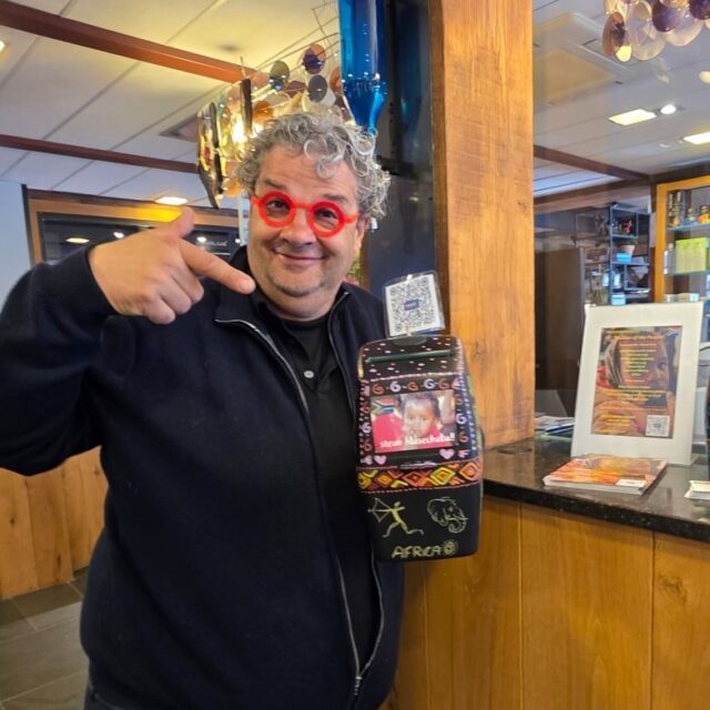 Bert Koopman is een bekende opticien in Purmerend en eigenaar van Koopman Optiek, gelegen aan de Kaasmarkt 1, 1441 BG Purmerend. Het is een gerenommeerd familiebedrijf met een lange geschiedenis; het werd al in 1890 opgericht door de broers Gijsbert en Thiemon Koopman.

Sinds 1993 is de zaak in handen van Bert en de vijfde generatie, waaronder zijn dochters Isabel en Sarah, werken nu ook in de winkel.

Koopman Optiek mag zich, sinds 1999 en recentelijk opnieuw, hofleverancier noemen, een predicaat dat wordt toegekend aan bedrijven met een lange en onberispelijke reputatie. De zaak staat bekend om het hoge niveau van optiek en het gebruik van de nieuwste apparatuur voor oogmetingen. Ze bieden een breed scala aan diensten, waaronder oogonderzoek door opticiens en optometristen, brillen, brillenglazen, zonnebrillen en contactlenzen. 

Bert hecht veel waarde aan het aanbieden van "de mooiste monturen". Ze voeren merken als Blackfin, Even Realities, Lindberg, Neubau, Theo en Vasuma. 

De klantvriendelijkheid staat bij Bert in een hoog vaandel en de winkel is toegankelijk voor iedereen, met een lift en een speciale oogmeetunit voor mensen in een rolstoel of met een rollator.

Bert omarmt de Stichting Masechaba, hij heeft de stichting in 2006 opgericht vanuit zijn contacten met Zuid-Afrikaanse vrienden en zijn betrokkenheid bij de aidsproblematiek ter plaatse. Hij is nog steeds actief als bestuurslid en oprichter/adviseur van de stichting. 

In 2009 is het Bishop Koopman Masechaba Building opgericht, een duurzaam schoolgebouw met buitenterrein en moestuin. Jaarlijkse reserveringen dekken onderhoudskosten zoals afschrijving, bouwkundig onderhoud, nutsvoorzieningen en beveiliging, waarbij we een veilige haven voor deze kinderen waarborgen. En daar is geld voor nodig en de collectebussen zijn ondersteunend voor de Stichting Masechaba

Uiteraard staat er bij Bert een mooie beschilderde collectebus in zijn winkel op toonbank waarin gedoneerd kan worden, contant of met een “Tikkie” . 🥰

Delen van dit bericht is lief. ❤️