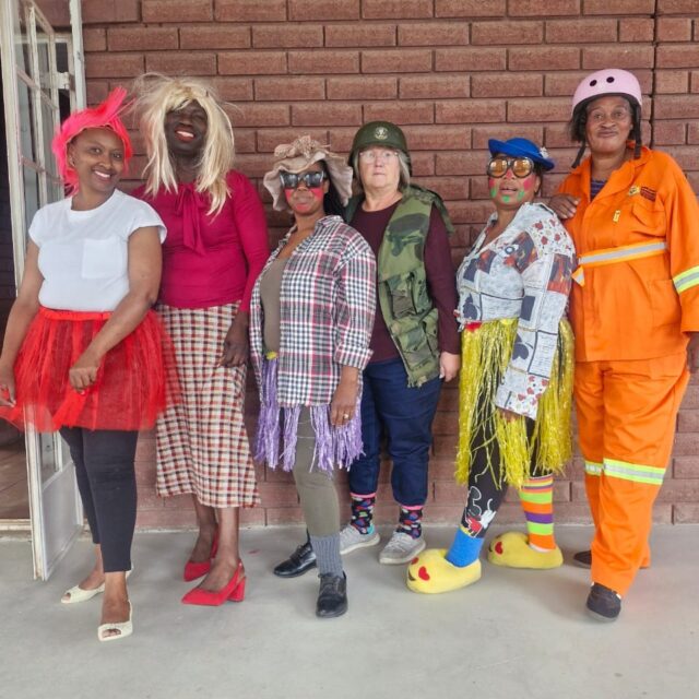 Ons het 'n funny day by di skool gehou. Some net vir lekker lag.

Funny Day op school – een dag vol plezier en lachen! 🤪

Vandaag stond onze school helemaal in het teken van Funny Day! Een dag waarop alles even mocht, zolang het maar grappig was. Al vroeg in de ochtend liepen de gangen vol met leerlingen (én leerkrachten!) in de meest hilarische outfits. De sfeer was geweldig! Er werd veel gelachen, gepraat en natuurlijk volop foto’s gemaakt. Sommige klassen organiseerden grappige acts of kleine optredens, en overal klonk vrolijk gelach. 

Zelfs de docenten deden enthousiast mee, wat de dag extra bijzonder maakte. Naast alle grappen en grollen herinnerde deze dag ons eraan hoe belangrijk het is om samen plezier te maken. Even geen les — gewoon genieten van elkaars gezelschap en de vrolijke momenten die we samen creëren. 💛

Een oprechte dank aan iedereen die heeft meegedaan en geholpen om van Funny Day zo’n groot succes te maken! Wat ons betreft mag dit best een jaarlijkse traditie worden. 😄

Meehelpen?
Met een eenmalige donatie van €20,- (€240 per jaar) krijgt één kind een maand lang een gezonde maaltijd. Gun een kind een maaltijd en doneer!

Kijk even op de vernieuwde website van de Stichting Masechaba 

Delen van dit bericht.... Baie danki daarvoor waardeer baie. 🥰

#FunnyDay #Schoolplezier #LachenIsGezond #SamenSterk