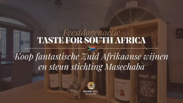Tafelronde 60 Waterland – Feestdagenactie voor het Goede Doel! 
Ook dit jaar zetten we ons samen in voor een prachtige traditie: een feestdagenactie met exclusieve topwijnen van Wijnimport J. Bart – speciaal geselecteerd en aangeboden tegen unieke prijzen.
Onze eigen Jeffrey Bart heeft dit jaar iets bijzonders gedaan. Hij koos de mooiste Zuid-Afrikaanse parels uit zijn collectie, een perfecte knipoog naar het fantastische doel dat we samen steunen.

🌍 Stichting Masechaba zet zich al jarenlang in voor zieke en kwetsbare kinderen in Zuid-Afrika. Met onderwijs, medische zorg en onderdak bieden zij deze kids een toekomst vol hoop en kansen. Een doel dat ons raakt en inspireert.
🍷 Door via onze actie wijn te bestellen, geniet jij niet alleen van prachtige kwaliteitswijnen — je draagt ook direct bij aan een betere toekomst voor deze kinderen.
Samen maken we het verschil. ❤️
Laat de feestdagen dit jaar nóg meer glans krijgen!