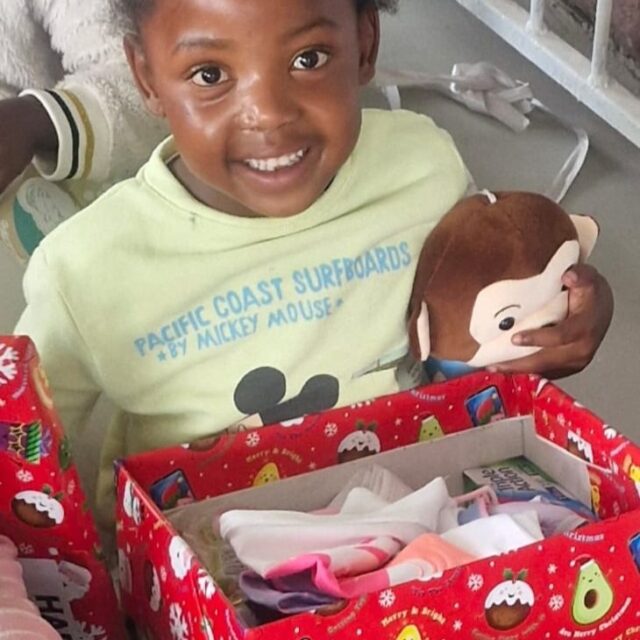 “Kerstvakantie “
De kerstvakantie is begonnen en het jaar werd feestelijk afgesloten met een bijzonder bezoek van Vader Kerst aan het Masechaba Day Care Centre.

Vader Kerst bracht een grote hoeveelheid cadeaus mee voor de kinderen. Elk kind ontving een prachtig pakket vol leuke spulletjes, de blije gezichtjes spraken boekdelen! Daarnaast werden de kinderen getrakteerd op een heerlijke burger, een smakelijke kerstverrassing die met grote happen werd verorberd.

Namens de kinderen worden sponsoren Werner Engelbrecht en William Maree Finansies hartelijk bedankt voor de cadeaus en de burgers. Echt geweldig, het heeft gezorgd voor een prachtige afsluiting van het jaar 2025. 🎄✨