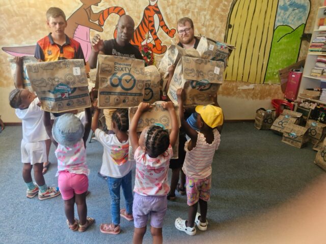 “Kerstcadeau”
De kinderen op het Masechaba Day Care Centre zijn blij verrast met mooie cadeaus. 

Kerst draait voor veel kinderen om cadeaus. Als een kind niets krijgt terwijl anderen dat wel doen, kan dat gevoelens van uitsluiting en schaamte veroorzaken. Een cadeau laat zien: “Jij telt mee.”

Voor een kind kan één cadeau een moment van pure vreugde zijn. Het geeft warmte, hoop en een positieve herinnering die soms langer blijft hangen dan je denkt.
Gelijke kansen in beleving, je kunt armoede niet oplossen met een cadeau, maar je kunt wel zorgen dat een kind even dezelfde kerstervaring heeft als leeftijdsgenoten.

Iets krijgen zonder dat het “zielig” voelt, helpt bij het behouden van eigenwaarde. Zeker als het cadeau zorgvuldig is uitgekozen. Het laat zien dat er mensen zijn die om hen geven. Dat gevoel van gezien worden is enorm waardevol, vooral voor kinderen die dat niet vanzelfsprekend ervaren.

Een kerstcadeau verandert misschien niet de situatie, maar wel het moment, het gevoel en soms het zelfbeeld van een kind. En dat is van onschatbare waarde.

Het kerstcadeau voor de kinderen is mogelijk gemaakt door de leden van de Round Table Bethlehem 60. 

Round Table Bethlehem 60 is onderdeel van de internationale organisatie Round Table, een netwerk van lokale clubs (“tafels”) met als doel vriendschap, persoonlijke ontwikkeling én maatschappelijke service. Deze clubs bestaan over de hele wereld en zijn actief in het organiseren van activiteiten, projecten en fondsenwerving voor goede doelen.

Meehelpen?
Met een donatie van 27 cent per dag (€100,00 per jaar) krijgt één kind een maand lang een gezonde maaltijd. 
Gun een kind een maaltijd en doneer! 

Kijk even op de vernieuwde website van de Stichting Masechaba https://masechaba.com/nl/home-nederlands/ 

Delen van dit bericht.... Baie danki daarvoor waardeer baie. 😍