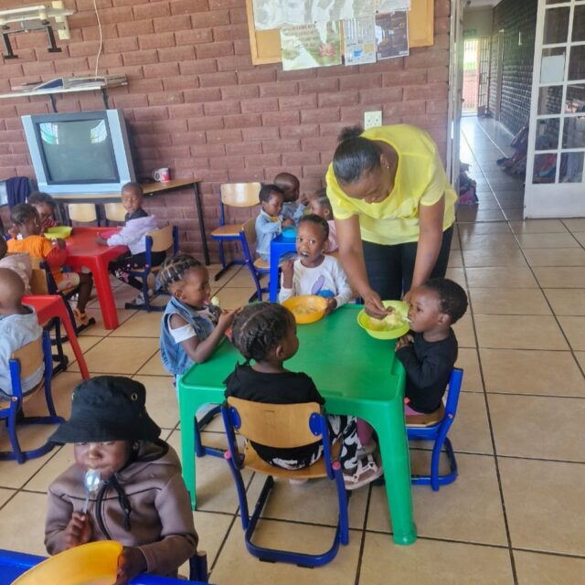 “Nieuw schooljaar, nieuwe kansen”

De kerstvakantie is voorbij en het 
nieuwe schooljaar is weer begonnen. Alle leerlingen zijn terug, en er zijn ook nieuwe kinderen bijgekomen. Voor deze kleintjes is alles nog erg spannend. Met een wat angstige en onwennige blik kijken ze om zich heen en klampen zich vast aan manager Hester.

Een paar kleine poppedeintjes zijn voor het eerst in het Masechaba Day Care Centre en laten hun emoties de vrije loop; grote tranen rollen over hun wangen. Liefdevol worden zij door de onderwijzeressen getroost en voorzichtig worden de tranen weggeveegd.

Tijdens de lunch zijn alle tafels bezet. De onderwijzeressen helpen de jongste kinderen met het eten en zelfs Mpho wordt ingezet om mee te helpen met het voeren. Samen staan ze sterk. 

Na een paar dagen zijn de nieuwe kinderen gewend aan het ritme en de discipline van het Masechaba Day Care Centre. De iets oudere kinderen, die al langer op school zitten, helpen de kleintjes en leren hen spelenderwijs de regels. De tranen zijn verdwenen en hebben plaatsgemaakt voor lachende gezichten, want de kinderen voelen zich thuis en vinden het fantastisch op het Centre.

Voor vele kinderen op het Masechaba Day Car Centre is de warme maaltijd een levensbehoefte, vaak is er bij het thuisfront geen eten en gaan ze met een lege maag naar bed. Hun toekomst begint met een maaltijd, een kind met honger vraagt geen woorden maar hulp. 

Wij zien hen, wij helpen…. ---- > Wilt u ons helpen met helpen? 

Met een donatie van 27 cent per dag (€100,00 per jaar) krijgt één kind een maand lang een gezonde maaltijd. 
Gun een kind een maaltijd en doneer! 

Kijk even op de vernieuwde website van de Stichting Masechaba https://masechaba.com/nl/home-nederlands/ 

Delen van dit bericht.... Baie danki daarvoor waardeer baie.