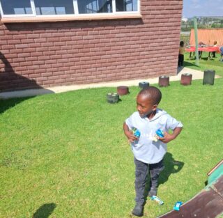 “Easter egg hunting”
Op het terrein van de Stichting Masechaba Day Care Centre hing een bijzondere spanning in de lucht. Het was tijd voor de jaarlijkse Easter egg hunting , een moment waar de kinderen al dagen vol verwachting naar uitkeken.
Nog voordat het startsein werd gegeven, dwaalden nieuwsgierige blikken over het speelterrein. Want overal, echt overal, konden eieren verstopt zijn. Tussen de glijbanen, hoog op de klimrekken, verstopt onder stenen en diep weggestopt in kleine holletjes, niets was veilig voor deze vrolijke zoektocht.
De lekkernijen waren met zorg en liefde gesponsord door de leden van de Round Table 60 Bethlehem. Zij hadden niet alleen gezorgd voor de kleurrijke paaseieren, maar ook zelf de moeite genomen om ze overal op het terrein te verstoppen. Een gebaar dat de dag nog specialer maakte.
En toen… ging het los.
Met stralende gezichten renden de kinderen alle kanten op. Gelach vulde de lucht terwijl kleine handjes voorzichtig, maar vastberaden, elk hoekje en gaatje onderzochten. “Ik heb er één!” klonk het trots, gevolgd door nog meer enthousiaste kreten. Stap voor stap groeide de gezamenlijke oogst.
Uiteindelijk werden alle gevonden eieren verzameld in één grote emmer ,een kleurrijke schat die symbool stond voor samen plezier maken. Maar misschien nog wel het mooiste moment moest toen nog komen.
Want bij Masechaba draait het om samen delen.
De eieren werden eerlijk verdeeld, zodat ieder kind, groot én klein zijn eigen stukje geluk kreeg. Juist de kleintjes, die soms net iets minder snel zijn, kregen zo ook hun welverdiende deel.
Het was meer dan alleen een zoektocht. Het was een dag vol verbinding, vreugde en warmte. Een herinnering die nog lang zal blijven hangen, net als de glimlach op de gezichten van de kinderen.😍