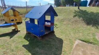 Op het terrein van de Stichting Masechaba Day Care Centre hing een bijzondere spanning in de lucht. Het was tijd voor de jaarlijkse Easter egg hunting , een moment waar de kinderen al dagen vol verwachting naar uitkeken.
En toen… ging het los.
Met stralende gezichten renden de kinderen alle kanten op. Gelach vulde de lucht terwijl kleine handjes voorzichtig, maar vastberaden, elk hoekje en gaatje onderzochten. “Ik heb er één!” klonk het trots, gevolgd door nog meer enthousiaste kreten. Stap voor stap groeide de gezamenlijke oogst.