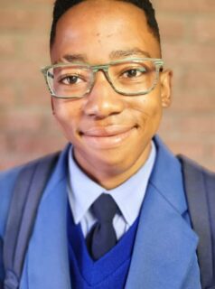 “De eerste brillen zijn uitgereikt”

Een klein berichtje van blije en dankbare mensen uit Bethlehem (Zuid-Afrika ) 
Eerste brille is uitgedeel...sooo dankbaar vir die ontsettende vinnige aflewering !!! Ontsettend baie dankie !!! Die kinders is soooo bly !!!!! 🙏🏻🤓

De eerste brillen die gereed waren zijn uitgereikt aan de kinderen die ze zo hard nodig hebben. Christoph, de websitebeheerder van Stichting Masechaba, is momenteel op bezoek in Bethlehem. Samen met zijn vrouw Nicole heeft hij de brillen meegenomen en overgedragen aan Graham, die de werkzaamheden van de stichting in Bethlehem coördineert. 

Voor deze kinderen betekent een bril zoveel meer dan alleen beter zien. Het geeft hen de kans om zich beter te concentreren in de klas, met meer zelfvertrouwen te leren en hun talenten te ontwikkelen. Het opent deuren naar betere schoolprestaties en daarmee naar een toekomst vol nieuwe mogelijkheden.

Een kleine verandering, met een groot
verschil — voor nu én voor later.

Wilt u ook meehelpen? 
Voor slechts € 0,27 per dag helpt u een kind aan een voedzame maaltijd. 
Dat is € 100 per jaar, waarmee een kind een heel jaar lang een gezonde maaltijd krijgt.

Gun een kind een maaltijd en doneer, samen maken we elke dag het verschil. 
Wil je ook meedoen? 

Klik op de link hieronder en steun een kind met een gezonde maaltijd.
https://masechaba.com/.../doner.../doneren-club-nul-punt-27/

Delen van dit bericht.... Baie danki daarvoor waardeer baie.😍