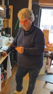 “Helder zicht, nieuwe kansen” 
Het oogmeetproject in Bethlehem (Zuid-Afrika), uitgevoerd door vrijwilligers van de Stichting Zienderogen, is afgerond. In totaal zijn er 1.359 metingen verricht. Voor 292 kinderen wordt een bril op maat gemaakt. 
 
"Nieuwe monturen)
De kinderen krijgen nieuwe monturen en deze worden gesponsord door opticiens en leveranciers uit Nederland. Koopman Optiek in Purmerend sponsort de brillenglazen, die met liefde worden geleverd en met vakmanschap op sterkte geslepen door Bert en zijn toegewijde team. 

“Maak het verschil voor de kinderen. Word vandaag nog lid van Club Nul Punt 27.” 
https://masechaba.com/.../doner.../doneren-club-nul-punt-27/

#goededoel #samenhelpen #kinderenhelpen #liefdegeven #southafrica #SamenHetVerschil #GoedZien #Impact