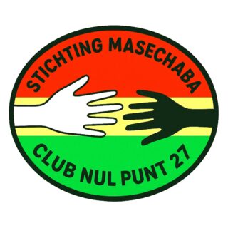 “Club Nul Punt 27”
Sommige kinderen in Zuid-Afrika groeien op zonder de kansen die voor ons zo vanzelfsprekend zijn – onderwijs, gezonde voeding, veiligheid, toekomstperspectief.
Stichting Masechaba helpt deze kansarme kinderen met onderwijs, opvang en levensonderhoud, zodat zij kunnen dromen van een betere toekomst.
Om dit prachtige werk structureel te ondersteunen, is Club Nul Punt 27 opgericht.
Wat is Club Nul Punt 27?
Het idee is simpel maar krachtig:
Iedere deelnemer doneert slechts €0,27 per dag – dat is €100 per jaar.
Met die 27 cent per dag geef je:
Een kind dagelijks een gezonde maaltijd
Kansen op onderwijs en begeleiding
Hoop en perspectief voor de toekomst
Sluit je aan bij Club Nul Punt 27 en geef structureel hoop:
👉 €100 per jaar = 27 cent per dag = een wereld van verschil.
Kijk even op de website van de Stichting Masechaba.