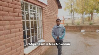 “Hier voelt elke dag als Kerstmis.”

Neo Kwena kwam als klein jongetje van drie jaar binnen bij Masechaba Day Care Centre. Een kwetsbaar kind, nog zoekend naar veiligheid, vertrouwen en houvast. Vandaag is hij zeventien jaar en staat hij stevig in het leven, vol ambitie, discipline en dromen voor de toekomst.

Opgegroeid in Bethlehem vond Neo bij Masechaba veel meer dan alleen onderwijs. Hij vond een plek waar ieder kind gelijk is. Waar de dag samen begint aan tafel. Waar liefde, structuur en kansen vanzelfsprekend zijn. Een omgeving waarin kinderen mogen groeien, leren en dromen.

Waar vroeger onzekerheid en angst waren, zien we nu een jonge man met focus en zelfvertrouwen. Neo weet wat hij wil: succesvol worden en later iets terugdoen voor anderen. Omdat hij zelf heeft ervaren wat het betekent als iemand in jou gelooft.

Voor Neo is Masechaba geen school. Het is een thuis. Een fundament waarop hij zijn toekomst bouwt.

Zijn woorden zeggen alles: “Hier voelt elke dag als Kerstmis.”

Neo’s verhaal laat zien wat aandacht, zorg en kansen kunnen betekenen in het leven van een kind. Het bewijs dat investeren in kinderen levens verandert.

Wil je dit bijzondere initiatief steunen of meer weten? Help mee zodat nog meer kinderen dezelfde kans krijgen op een mooie toekomst.

Kijk even op de vernieuwde website van de Stichting Masechaba 

Delen van dit bericht.... Baie danki daarvoor waardeer baie. 🥰

#education #charity #inspiration #storytelling #hope #africa #nonprofit #dreams #future #motivation