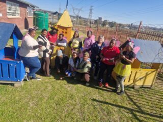 "Zorgeloos kind zijn"
Wat een feest was het deze week bij ons! In het kader van de Week van de Kinderbescherming kregen we bijzonder bezoek. 

De maatschappelijk werkers van de jeugdzorg in Bethlehem kwamen langs. En ze brachten een heleboel gezelligheid mee!

De kinderen hebben met grote ogen gekeken naar een prachtig poppentheater en lieten daarna hun creativiteit de vrije loop tijdens het kleuren.

Maar stilzitten? Dat hoefde gelukkig niet! Samen hebben we uit volle borst gezongen en gedanst.
Het was een dag met een gouden randje, waarin we hebben gezien hoe belangrijk het is om samen te lachen en te verbinden. 

Dank aan de maatschappelijk werkers voor dit mooie initiatief en deze onvergetelijke dag!

#WeekVanDeKinderbescherming #Jeugdzorg #Bethlehem #SamenSterk #BlijdeGezichten #Verbinding
