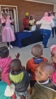 Wat een feest was het deze week bij ons! In het kader van de Week van de Kinderbescherming kregen we bijzonder bezoek: de maatschappelijk werkers van de jeugdzorg in Bethlehem kwamen langs. En ze brachten een heleboel gezelligheid mee!

De kinderen hebben met grote ogen gekeken naar een prachtig poppentheater en lieten daarna hun creativiteit de vrije loop tijdens het kleuren. Maar stilzitten? Dat hoefde gelukkig niet! Samen hebben we uit volle borst gezongen en gedanst.

Het was een dag met een gouden randje, waarin we hebben gezien hoe belangrijk het is om samen te lachen en te verbinden. Dank aan de maatschappelijk werkers voor dit mooie initiatief en deze onvergetelijke dag!

#WeekVanDeKinderbescherming #Jeugdzorg #Bethlehem #SamenSterk #BlijdeGezichten #Verbinding