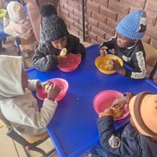 "Een feestmaal in Bethlehem"
Hoe een gulle gift zorgt voor sterke kinderen en grote dromen
In het Masechaba Day Carre Centre, klinkt vandaag extra veel gelach en vrolijkheid. Voor de kinderen hier is school niet alleen de plek waar ze leren lezen en schrijven, het is de veilige haven waar ze worden begeleid, opgevangen én waar ze een gezonde maaltijd krijgen. Want leren met een lege maag, dat gaat simpelweg niet.
Dagelijks zorgt de Stichting Masechaba, samen met lokale ondernemers, voor de broodnodige ondersteuning. Maar vandaag was een heel bijzondere dag. Vlees staat hier namelijk zelden op het menu; voor de meeste kinderen is het een luxe die ze thuis bijna nooit meemaken.
Een koninklijk feestmaal dankzij de lokale SPAR.
Dankzij de hartverwarmende vrijgevigheid van de lokale SPAR-winkel in Bethlehem veranderde de lunchpauze deze week in een waar feest. De SPAR sponsorde heerlijke, malse kip voor de hele school. De geur die uit de schoolkeuken ontsnapte, zorgde al snel voor glunderende gezichten en trappelende voeten op het schoolplein.
Samen aan tafel, genieten van een heerlijke lekkernij. De sfeer was puur goud waard. Voor de kinderen was het alsof ze een koninklijk feestmaal kregen voorgeschoteld. Als de kinderen goed eten, bloeit de hele school op. Ze voelen zich gezien, ze worden sterker en ze krijgen de energie die ze zo hard nodig hebben om te leren."
Meer dan alleen eten, het effect van zo'n maaltijd gaat veel dieper dan een gevulde buik op de korte termijn. Met een voldaan gevoel kunnen de kinderen zich veel beter concentreren op de lessen. Goede eiwitten zorgen voor de nodige fysieke kracht en een betere weerstand. De kinderen voelen zich gesteund. Ze merken dat de wereld om hen heen om hen geeft, en dat geeft zelfvertrouwen.
Samenbouwen aan de toekomst, dit succes laat zien hoe cruciaal lokale sponsoren zijn. De SPAR heeft met deze actie niet alleen kip gedoneerd, maar ook een flinke dosis hoop, energie en pure blijdschap. Het bewijst maar weer, samen staan we sterk. 🥰
