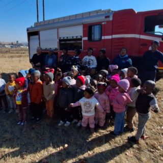 TATUUTATUUU… GROOT ALARM BIJ MASECHABA DAY CARE CENTRE!
Gelukkig was het géén echt alarm, maar wél een ochtend vol avontuur, plezier én belangrijke lessen!
Vandaag kregen onze kinderen bijzonder bezoek van de helden van de Bethlehem Fire Services. Natuurlijk wilden de kinderen maar één ding: de grote rode brandweerwagen van dichtbij bekijken. Maar de brandweerlieden kwamen voor méér dan alleen hun indrukwekkende voertuig.
Op een speelse manier leerden de kinderen hoe belangrijk brandveiligheid is. Lucifers, kaarsen en aanstekers zijn geen speelgoed en wat je moet doen als er brand is.
Waarom je laag bij de grond moet blijven en onder de rook door moet kruipen.
Met een echte brandweerjas aan en een glimmende helm op veranderden onze kinderen even in stoere brandweermannen en brandweervrouwen. De helmen waren soms nog nét iets te groot en zakten over de oogjes, maar dat maakte de pret alleen maar groter. De trotse glimlachen op hun gezichten waren onbetaalbaar!
Wij willen de geweldige mannen en vrouwen van Bethlehem Fire Services hartelijk bedanken voor hun enthousiasme, hun geduld en de waardevolle lessen die zij onze kinderen hebben meegegeven. Dankzij hen gingen onze kleine helden naar huis met nieuwe kennis én een prachtige ervaring die ze niet snel zullen vergeten.
Samen zorgen we voor een veilige toekomst, stap voor stap.
