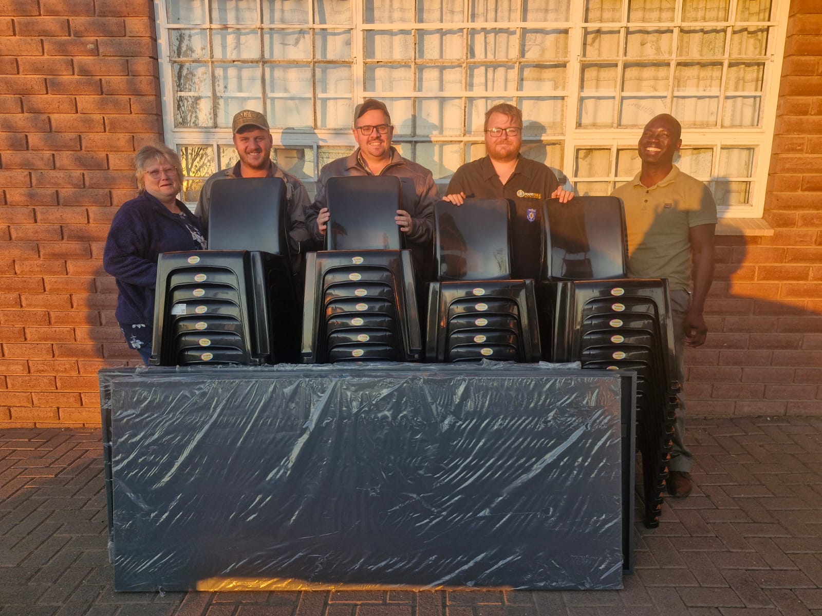 Round Table 60 Bethlehem & OFM Radio Station steunen Masechaba Day Care Centre!
Geweldig nieuws uit Bethlehem!
Het bekende radiostation OFM heeft de handen ineengeslagen met de mannen van Round Table 60 Bethlehem voor een prachtige donoractie. Samen hebben zij maar liefst 51 stoelen en 3 stalen tafels geschonken aan het Masechaba Day Care Centre!
Het Masechaba Day Care Centre doet ongelooflijk belangrijk werk voor de opvang en ontwikkeling van lokale kinderen. Maar wie aan de toekomst van kinderen bouwt, moet ook goed kunnen overleggen met de basis, de ouders en verzorgers.
Ruimte voor overleg, en juist daar gaan deze meubels het grote verschil maken. Dankzij de 51 nieuwe stoelen en stevige stalen tafels is ervan af nu een comfortabele plek in het centrum, waar de ouders en de verzorgers samen rond de tafel kunnen gaan. Door met elkaar te praten en informatie delen begrijp je beter hoe het met het kind gaat. Door samen één team te vormen is de afstand korter om te zorgen dat het kind optimaal kan opgroeien.
Want de beste zorg voor de kinderen begint immers bij een goede plek om samen te komen!
Een diepe buiging en een dikke 'baie dankie' aan de teams van OFM-radiostation en Round Table 60 Bethlehem voor deze gulle donatie. Samen maken jullie de gemeenschap écht een stukje mooier. ❤️
#OFM #RoundTable60 #Bethlehem #MasechabaDayCare #Gemeenschap #SamenSterk #GoedNieuws