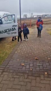 Een hartverwarmend welkom bij de deuren van Masechaba Day Care Centre!
De rust van de afgelopen weken maakt plaats voor vrolijk rumoer: de scholen in Zuid-Afrika zijn weer begonnen! De grote wintervakantie (de mid-year break) zit erop, en dat betekent dat ook de deuren van Masechaba Day Care Centre weer wijd openstaan.
Vanochtend stroomden de kinderen in groten getale de school binnen. Maar het mooiste moment van de dag speelde zich af bij de ingang. Daar staat Hester, onze fantastische manager. Een vrouw met een hart van goud, die er altijd staat voor 'haar' kinderen.
Nog vóór de kleintjes hun klaslokaal in stappen, worden ze al omarmd door de warmte van Hester. Met een stralende lach en open armen staat ze hen op te wachten. Je ziet de oogjes van de kinderen oplichten: spontaan rennen ze op haar af voor een stevige knuffel en een lief woordje. Geen drempelvrees of traantjes, alleen maar pure vreugde en geborgenheid.
Wat een bijzondere, mooie vrouw is Hester toch, en wat maakt zij een wereld van verschil voor deze kleintjes. Een betere en liefdevollere start van het nieuwe schoolkwartaal hadden de kinderen bij Masechaba Day Care Centre zich niet kunnen wensen.
Welkom terug allemaal, op naar een mooie nieuwe periode samen!