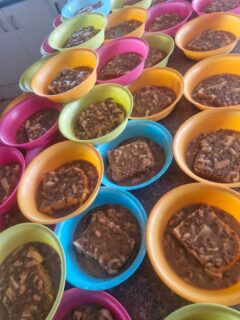 Soep met brood – Samen geven we hoop
Manager Hester en kokkin Roselina bereiden vandaag een heerlijke, voedzame maaltijd voor de kinderen van Masechaba Day Care Centre, een rijke linzensoep met gehakt, rijst en bonen in tomatensaus, geserveerd met een boterham om in de soep te dopen.
De ingrediënten voor deze warme maaltijd zijn gesponsord door SPAR Spartan in Bethlehem. Eigenaar Rudi Harbron en zijn geweldige team laten hiermee zien wat echte maatschappelijke betrokkenheid betekent.
Voor veel kinderen is een kom goedgevulde soep met een snee brood veel meer dan een maaltijd. Het vult niet alleen een lege maag, maar geeft ook een gevoel van warmte, zorg en de wetenschap dat er mensen zijn die aan hen denken.
Namens alle kinderen, hun families en Masechaba Day Care Centre willen wij Rudi Harbron en het volledige SPAR Spartan-team hartelijk bedanken voor hun gulle steun en hun warme hart. Dankzij jullie maken de kinderen niet alleen kennis met een voedzame maaltijd, maar ook met de kracht van medeleven en saamhorigheid.
Samen geven we meer dan voedsel. Samen geven we hoop.
Ook sponsor worden?
“Voor 27 cent per dag help je een kind in Zuid-Afrika aan een voedzame maaltijd.”
Met een eenmalige donatie van 27 cent per dag (€100,00 per jaar) krijgt één kind een jaar lang een gezonde maaltijd.
Gun een kind een maaltijd en doneer!
Kijk even op de vernieuwde website van de Stichting Masechaba .
https://masechaba.com/.../doner.../doneren-club-nul-punt-27/
Delen van dit bericht.... Baie danki daarvoor waardeer baie.
#StichtingMasechaba #Masechaba #SPARSpartan #RudiHarbron #BethlehemSouthAfrica #SamenSterk #VoedselIsHoop #Dankbaar #HelpUsHelp