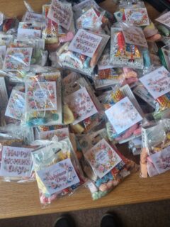 “ National Women’s Day ”

Op 9 augustus is het National Women's Day in Zuid-Afrika, en dat laten we op ons Day Care Center natuurlijk niet onopgemerkt voorbijgaan! Voor onze kleintjes is dit een dag vol vreugde en gezelligheid, maar bovenal een mooie kans om iets bijzonders terug te doen.

De afgelopen dagen is er druk geknutseld, geknipt en geplakt. De kinderen hebben met ontzettend veel liefde en trots prachtige, zelfgemaakte cadeautjes gemaakt! 

Deze speciale verrassingen delen de kinderen uit aan de fantastische moeders die werken bij de bedrijven in Bethlehem die ons een warm hart toedragen. Zonder de trouwe steun van deze lokale bedrijven zou ons center niet kunnen bloeien zoals het nu doet.

Met hun kleine handjes en grote glimlachen zetten de kinderen de moeders in het zonnetje én bedanken we de bedrijven voor hun hartverwarmende betrokkenheid. Een prachtig gebaar van onze kleintjes voor de sterke vrouwen in onze gemeenschap! 

Ook sponsor worden? 
“Voor 27 cent per dag help je een kind in Zuid-Afrika aan een voedzame maaltijd.” 

Met een eenmalige donatie van 27 cent per dag (€100,00 per jaar) krijgt één kind een jaar lang een gezonde maaltijd. 

Gun een kind een maaltijd en doneer! 
Kijk even op de vernieuwde website van de Stichting Masechaba . 

Delen van dit bericht.... Baie danki daarvoor waardeer baie. 🥰