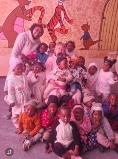 “Pyjamafeest”

Voor ons lijkt een pyjamafeestje misschien heel gewoon. Maar voor de kinderen van 3 tot 5 jaar bij Stichting Masechaba Day Care Centre in Bethlehem (Zuid-Afrika) is het een belevenis om nooit meer te vergeten!

Wat een feest was het! In hun allermooiste pyjama’s kwamen de kinderen én de juffen en meesters naar het Day Care Centre Met grote, stralende ogen en een hoop energie werd er gezongen, gedanst, gelachen en gespeeld. En natuurlijk mocht iedereen samen met hun favoriete juf of meester op de foto, een prachtig gezicht!

Zo’n bijzondere dag brengt blijdschap, versterkt vriendschappen en geeft kinderen zelfvertrouwen. En misschien wel het belangrijkste, het zorgt voor een warme, mooie herinnering die ze nog lang met zich meedragen. Want soms is een pyjamafeest veel meer dan een feestje. Het is een moment waarop een kind gewoon even zorgeloos kind mag zijn. 

Samen smullen, giechelen, een warme knuffel krijgen en herinneringen maken voor het leven... 

Voor ons een klein gebaar, voor deze kinderen een onbetaalbare herinnering. 

Dit soort bijzondere momenten kunnen wij organiseren dankzij de trouwe steun van onze donateurs en geweldige vrijwilligers. Want ieder kind verdient het om af en toe gewoon even onbezorgd kind te zijn.

Samen geven we kinderen een mooie toekomst.

Ook sponsor worden? 
“Voor 27 cent per dag help je een kind in Zuid-Afrika aan een voedzame maaltijd.” 

Met een eenmalige donatie van 27 cent per dag (€100,00 per jaar) krijgt één kind een jaar lang een gezonde maaltijd. 

Kijk even op de vernieuwde website van de Stichting Masechaba . 

Delen van dit bericht.... Baie danki daarvoor waardeer baie. 

#StichtingMasechaba #Masechaba #Bethlehem #SouthAfrica #Pyjamafeest #Kinderen #SamenDelen #EenMooieHerinnering #GeefKinderenEenToekomst
