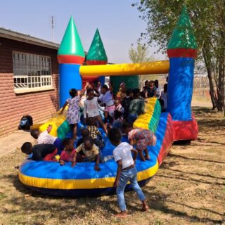 SPRINGPRET BIJ MASECHABA!

Vandaag was het groot feest bij het Masechaba Day Care Centre! De kinderen hadden al weken uitgekeken naar deze bijzondere lentefeestdag. Een dag vol vrolijkheid, gezelligheid, spelletjes en natuurlijk… een heleboel plezier!

Maar één verrassing stal vandaag absoluut de show. Midden op het grasveld stond een prachtig, kleurrijk springkasteel, dat al van verre de aandacht trok.

Dit geweldige cadeau werd mogelijk gemaakt door twee fantastische vriendinnen van Masechaba: Nirélle Macalagh en Nadine Henning. Zij wilden de kinderen graag verrassen en besloten een springkasteel voor de lentefeestdag te sponsoren. Wat een geweldig idee! 

En hun verrassing was meteen een schot in de roos.

De schoenen gingen uit, de blote voetjes kwamen tevoorschijn en binnen een paar seconden stroomde het springkasteel vol met enthousiaste kinderen. Er werd gesprongen, gelachen, geklauterd en vooral héél veel plezier gemaakt.

Het springkussen veranderde in een zee van vrolijke gezichtjes en het geluid van kinderlach vulde de lucht. Precies dát is waar een feestdag om draait, samen genieten, samen spelen en mooie herinneringen maken.

Nirélle en Nadine, ontzettend bedankt voor jullie warme hart en deze fantastische verrassing! Dankzij jullie werd de lentefeestdag bij Masechaba niet alleen een feest, maar een dag vol onvergetelijke springpret en magische momenten.

Namens alle kinderen van Masechaba:
DANK JULLIE WEL! 

#Masechaba #MasechabaDayCareCentre #Lentefeest #Springkasteel #Springpret #Kinderen #SamenGenieten #Dankbaarheid #MooieHerinneringen #MasechabaFamily