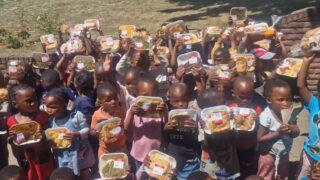 De kinderen bedanken oprecht de lokale SPAR Spartan
Namens alle 68 kinderen, de leiding en het volledige team van het Masechaba Day Care Centre in Bethlehem, Zuid-Afrika, willen wij u bedanken voor uw prachtige en gulle gebaar.
Dankzij uw bijzondere initiatief mochten al onze 68 kinderen heerlijk voedsel mee naar huis nemen. U heeft niet alleen iets lekkers geschonken, maar vooral ook blijdschap,
verwondering en een glimlach op de gezichten van onze kinderen getoverd.
Uw betrokkenheid bij het Masechaba Day Care Centre betekent ontzettend veel voor ons. Het is bijzonder waardevol om te ervaren dat een lokale ondernemer oog heeft voor de kinderen in de gemeenschap en bereid is om op zo'n warme en betekenisvolle manier bij te dragen aan hun welzijn.
Wij zijn u bijzonder dankbaar voor uw vrijgevigheid, uw warme hart en de positieve impact die u hiermee heeft gemaakt op het leven van onze kinderen.
Baie dankie, SPAR Spartan, vir hierdie wonderlike gebaar en vir die liefde en omgee wat julle aan ons kinders wys! 🥰
#masechabadaycarecentre #Ubuntu #southafrika #HopeForChildren #GiveBack #ChildcareSA