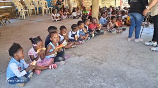 Wat een fantastische dag voor de kinderen van het Masechaba Day Care Centre!

Afgelopen vrijdag namen we alle kinderen mee naar het Cultural Village. Een geweldige ervaring waarbij ze konden ontdekken hoe hun voorouders vroeger leefden. 

Een cultural village (cultuurdorp) is een soort openluchtmuseum of toeristische attractie, met name bekend in landen als Zuid-Afrika.

Het doel van zo'n dorp is om bezoekers op een interactieve en educatieve manier kennis te laten maken met de traditionele leefwijze, geschiedenis, kunst, dans, muziek en gebruiken van lokale inheemse volkeren (zoals de Zulu's, Xhosa, Basotho of Ndebele).

Aangekomen op de historische plek werden de kinderen ondergedompeld in een wereld van vroeger. Ze mochten met eigen ogen zien en aanraken hoe hun voorouders vele generaties geleden leefden. Ze verwonderden zich over de traditionele woningen, luisterden met grote, open mond naar de verhalen over vroeger en zagen hoe rijk en kleurrijk hun erfgoed is. Waar boeken en foto's soms abstract blijven, kwam de geschiedenis hier echt tot leven.

Voor de kleintjes was het een dag vol ontdekkingen en magie. Ze hebben genoten met een grote G—van de indrukwekkende verhalen, de gezelligheid met elkaar en het gevoel deel uit te maken van iets heel moois.

Help ons helpen!!
“Voor 27 cent per dag help je een kind in Zuid-Afrika aan een voedzame maaltijd.” 
Met een eenmalige donatie van 27 cent per dag (€100,00 per jaar) krijgt één kind een jaar lang een gezonde maaltijd. 

Gun een kind een maaltijd en doneer! 
Kijk even op de vernieuwde website van de Stichting Masechaba 
https://masechaba.com/nl/home-nederlands/
Delen van dit bericht.... Baie danki daarvoor waardeer baie. 😍