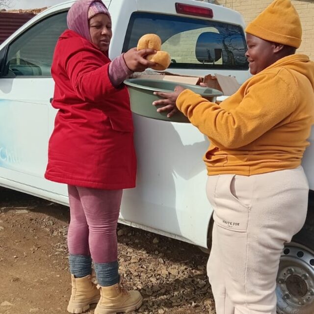 “Wie Zaait zal Oogsten”

"Wie zaait, zal oogsten" is een Nederlands spreekwoord dat betekent dat de gevolgen van je daden, zowel positief als negatief, afhankelijk zijn van wat je zelf hebt gedaan. 

Mpho Negovha de duizendpoot en tuinman van het Masechaba Day Care Centre zaait alleen positief en dat zorgt ervoor dat de oogst goed en niet negatief uitpakt. De kolen zijn gegroeid als kool en wordt al reeds gebruikt bij de maaltijden die de kinderen elke dag krijgen op het Day Centre. 

Vandaag zijn de wortelen, bonen en de rode biet gezaaid in de groeibakken die op het terrein van het Day Care Centre zijn aangelegd. Over het algemeen kunnen deze groenten bijna het hele jaar door geplant worden. Het zaaien wordt keurig uitgevoerd door Mpho en vrijwilliger Aidan Shields volgens het bijgeleverde handboek en zal zorgdragen tot succes. Vrijwilliger Aidan, een duizendpoot met twee rechterhanden is veel op het Day Care Centre te vinden waar hij diverse werkzaamheden voor zijn rekening neemt, samen zijn we sterk is zijn levensmotto. 💪

De groenten die geoogst worden zijn een welkome toevoeging in het voedselprogramma wat de Stichting Masechaba heeft ingericht voor de kinderen in de stad Bethlehem ( Zuid -Afrika.)

Ook zijn er tijdens de vakantieperiode als het Day Care Centre gesloten zijn er weer zakken brood uitgedeeld en bij kinderen thuis gebracht. Onder het motto “niet uit het oog en ook in het hart”. ❤️ 

Meehelpen?
Met een eenmalige donatie van €20,- (€240 per jaar) krijgt één kind een maand lang een gezonde maaltijd. Gun een kind een maaltijd en doneer!

Kijk even op de vernieuwde website van de Stichting Masechaba https://masechaba.com/nl/home-nederlands/ 

Delen van dit bericht.... Baie danki daarvoor waardeer baie. 🥰