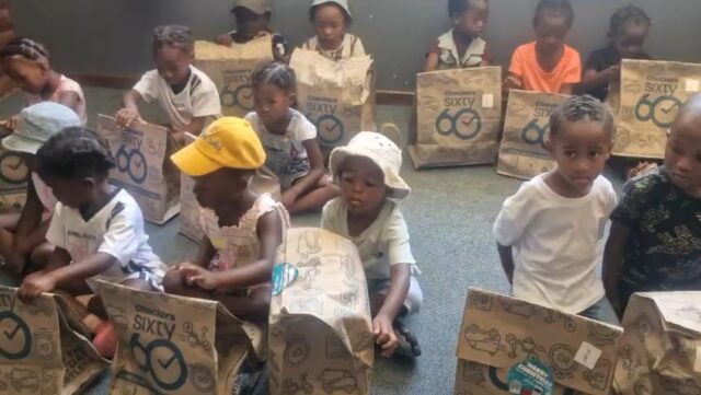 “Kerstcadeau”
De kinderen op het Masechaba Day Care Centre zijn blij verrast met mooie cadeaus. 

Kerst draait voor veel kinderen om cadeaus. Als een kind niets krijgt terwijl anderen dat wel doen, kan dat gevoelens van uitsluiting en schaamte veroorzaken. Een cadeau laat zien: “Jij telt mee.”

Voor een kind kan één cadeau een moment van pure vreugde zijn. Het geeft warmte, hoop en een positieve herinnering die soms langer blijft hangen dan je denkt.

Gelijke kansen in beleving, je kunt armoede niet oplossen met een cadeau, maar je kunt wel zorgen dat een kind even dezelfde kerstervaring heeft als leeftijdsgenoten.

Iets krijgen zonder dat het “zielig” voelt, helpt bij het behouden van eigenwaarde. Zeker als het cadeau zorgvuldig is uitgekozen. Het laat zien dat er mensen zijn die om hen geven. Dat gevoel van gezien worden is enorm waardevol, vooral voor kinderen die dat niet vanzelfsprekend ervaren.

Een kerstcadeau verandert misschien niet de situatie, maar wel het moment, het gevoel en soms het zelfbeeld van een kind. En dat is van onschatbare waarde.

Het kerstcadeau voor de kinderen is mogelijk gemaakt door de leden van de Round Table Bethlehem 60. 

Round Table Bethlehem 60 is onderdeel van de internationale organisatie Round Table, een netwerk van lokale clubs (“tafels”) met als doel vriendschap, persoonlijke ontwikkeling én maatschappelijke service. Deze clubs bestaan over de hele wereld en zijn actief in het organiseren van activiteiten, projecten en fondsenwerving voor goede doelen.

Meehelpen?
Met een donatie van 27 cent per dag (€100,00 per jaar) krijgt één kind een maand lang een gezonde maaltijd. 
Gun een kind een maaltijd en doneer! 

Kijk even op de vernieuwde website 
van de Stichting Masechaba https://masechaba.com/nl/home-nederlands/ 

Delen van dit bericht.... Baie danki daarvoor waardeer baie. 😍
