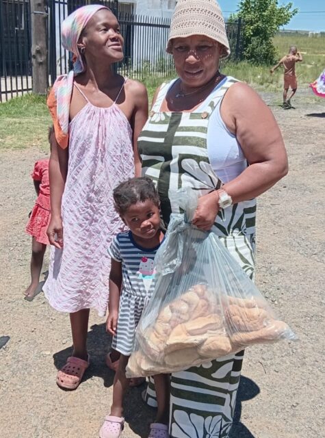 “Eén sneetje brood maakt het grote verschil”

“Het bericht uit Afrika inhet Afrikaans” 
Omdat ons die armstes van die armstes by ons skool help weet ons dat hul nie kos by hul huise het nie daarom ry ons ook in vakansie tyd kos aan na hul huise. Al kry hul net een snytjie brood is hul so bly en dankbaar daarvoor. Die kinders wat naby die skool bly kom ook in vakansie tyd kos by di skool haal.

“Het bericht in het Nederlands”
Omdat we op onze school de allerarmsten helpen, weten we dat ze thuis geen eten hebben. Daarom brengen we tijdens de vakantie ook eten bij hen thuis. Zelfs als ze maar één sneetje brood krijgen, zijn ze daar al heel blij en dankbaar voor. De kinderen die in de buurt van de school wonen, komen tijdens de vakantie ook eten halen bij de school.

“Niet uit het oog en ook in het hart” 
We hebben er al meer over geschreven dat we de kinderen niet vergeten als ze met vakantie zijn. Op het Masechaba Day Carre Centre krijgen de kinderen elke dag eten, in de thuissituatie is dat vaak niet het geval. Om te zorgen dat de kinderen voldoende voedsel hebben in de vakantieperiode wordt er met regelmaat zakken brood op school uitgedeeld en bij de kinderen thuis gebracht. Onder het motto “niet uit het oog en ook in het hart”. 

Wil u ook meehelpen?
Met een donatie van 27 cent per dag (€100,00 per jaar) krijgt één kind een maand lang een gezonde maaltijd. 

Gun een kind een maaltijd en doneer!
 
Kijk even op de vernieuwde website 
van de Stichting Masechaba https://masechaba.com/nl/home-nederlands/ 

Delen van dit bericht.... Baie danki daarvoor waardeer baie. 😍