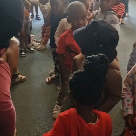 Een paar kleine poppedeintjes zijn voor het eerst in het Masechaba Day Care Centre en laten hun emoties de vrije loop; grote tranen rollen over hun wangen. Liefdevol worden zij door de onderwijzeressen getroost en voorzichtig worden de tranen weggeveegd.

Na een paar dagen zijn de nieuwe kinderen gewend aan het ritme en de discipline van het Masechaba Day Care Centre. De iets oudere kinderen, die al langer op school zitten, helpen de kleintjes en leren hen spelenderwijs de regels. De tranen zijn verdwenen en hebben plaatsgemaakt voor lachende gezichten, want de kinderen voelen zich thuis en vinden het fantastisch op het Centre.