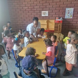 “Annastatia”

Annastatia is een onderwijzeres met een warm en groot hart. Sinds 1 augustus 2009 is zij een onmisbare steun en toeverlaat voor de kinderen. Al jarenlang staat zij elke dag met dezelfde betrokkenheid en toewijding voor de klas. Voor Annastatia is onderwijs meer dan kennis overdragen; het is kinderen helpen groeien, als mens én als individu.

Met passie, rust en eindeloos geduld geeft zij wijze lessen die van grote waarde zijn voor het dagelijkse leven. Ze leert kinderen niet alleen lezen, schrijven en rekenen, maar ook respect, verantwoordelijkheid en vertrouwen in zichzelf. Orde en gezag zijn Annastatia op het lijf geschreven, maar altijd op een liefdevolle en rechtvaardige manier. Kinderen weten precies waar ze aan toe zijn en voelen zich daardoor veilig.

Haar klas is een plek waar fouten maken mag en waar leren samengaat met aandacht en warmte. Annastatia ziet ieder kind, ook wanneer het even niet vanzelf gaat. Ze biedt een luisterend oor op moeilijke momenten en weet kinderen te motiveren om door te zetten, zelfs als het tegenzit.

Met een hart van goud creëert Annastatia een veilige haven, waarin elk kind zich speciaal en gesteund voelt. Niet voor niets houden de kinderen zoveel van haar en beschouwen velen haar als een tweede moeder. Haar inzet, liefde en betrokkenheid laten een blijvende indruk achter, een indruk die kinderen meenemen ver voorbij de muren van het klaslokaal.

Lieve Annastatia, namens alle kinderen een dikke kus op beide wangen. 🥰